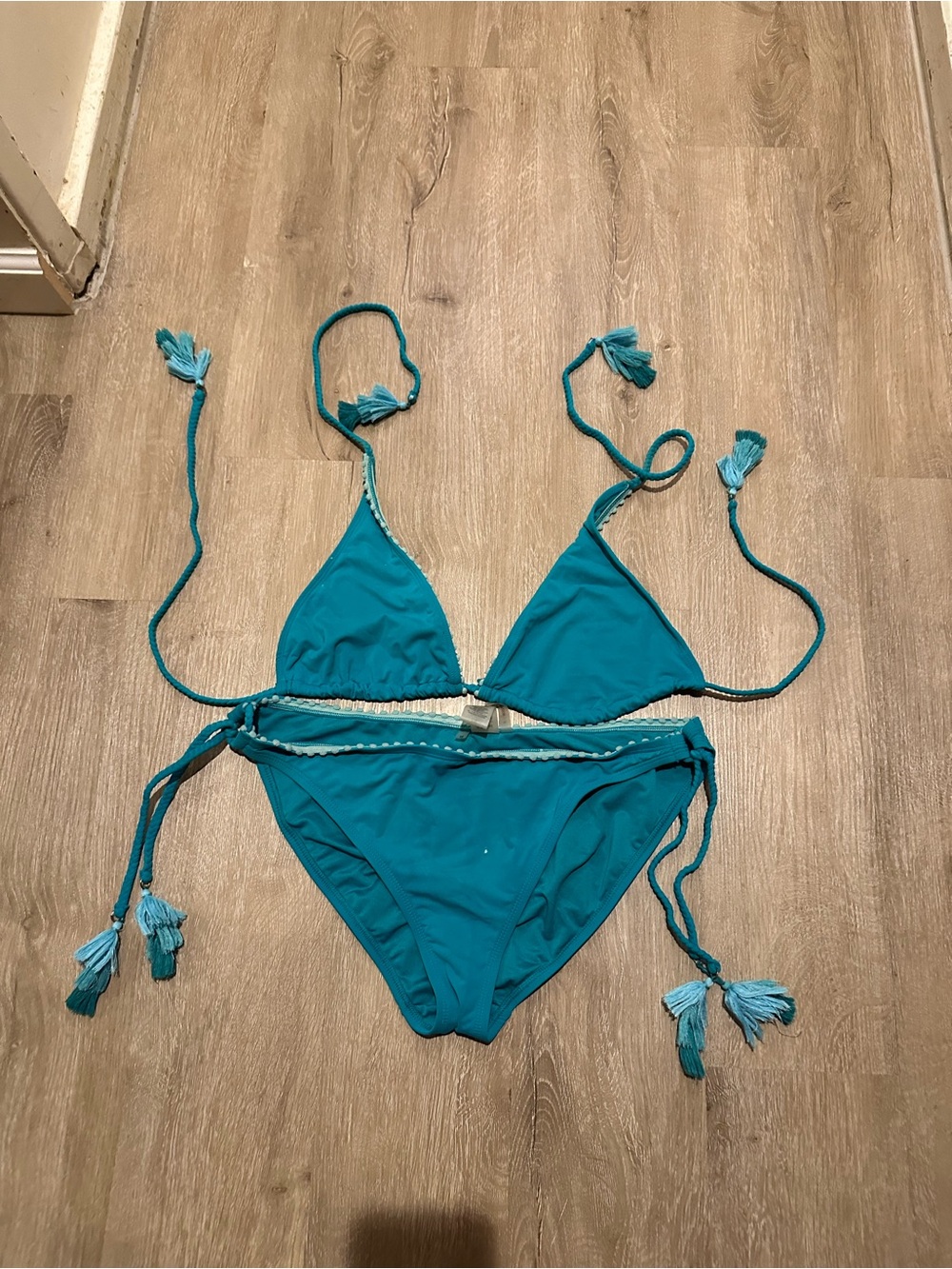 2pc bikini turquoise. Rob Beattie
